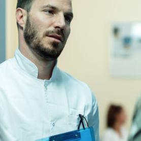 doctors shaking hands with military veteran